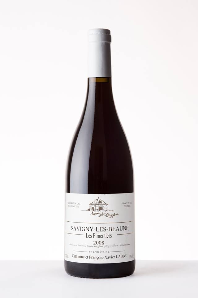 Mise en valeur d'une bouteille de vin de Bourgogne sur fond blanc