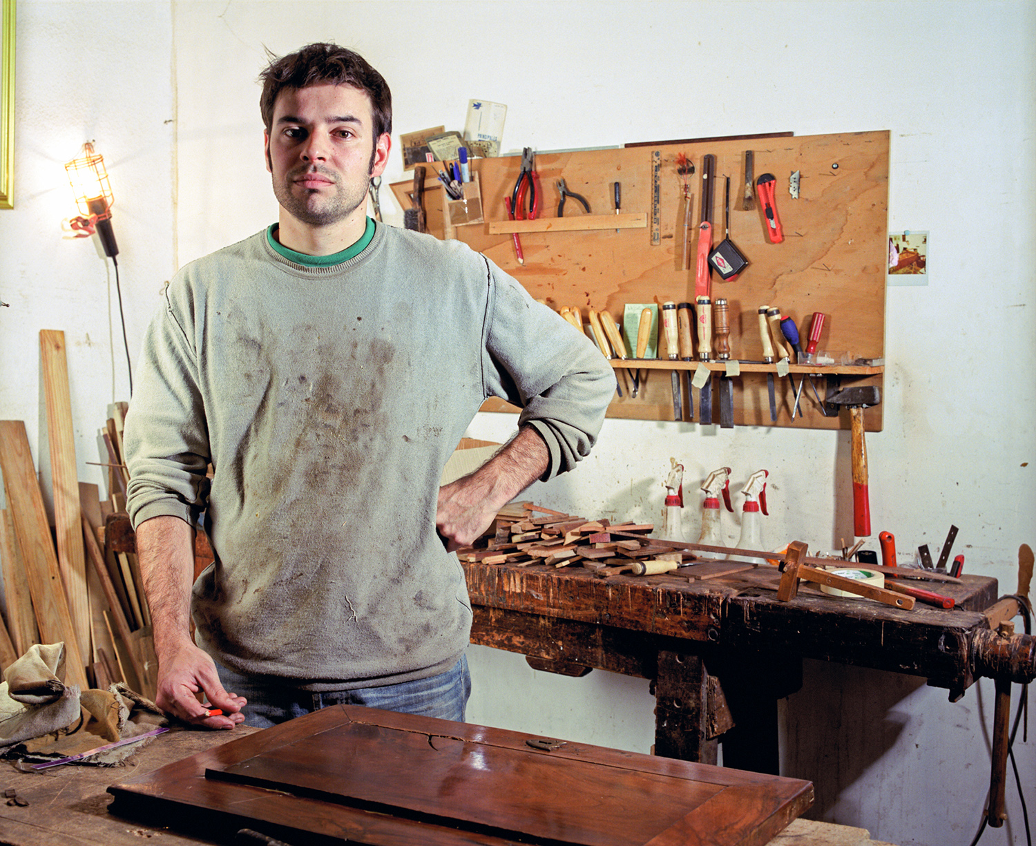 Un artisan ébéniste dans son atelier, avec ses outils