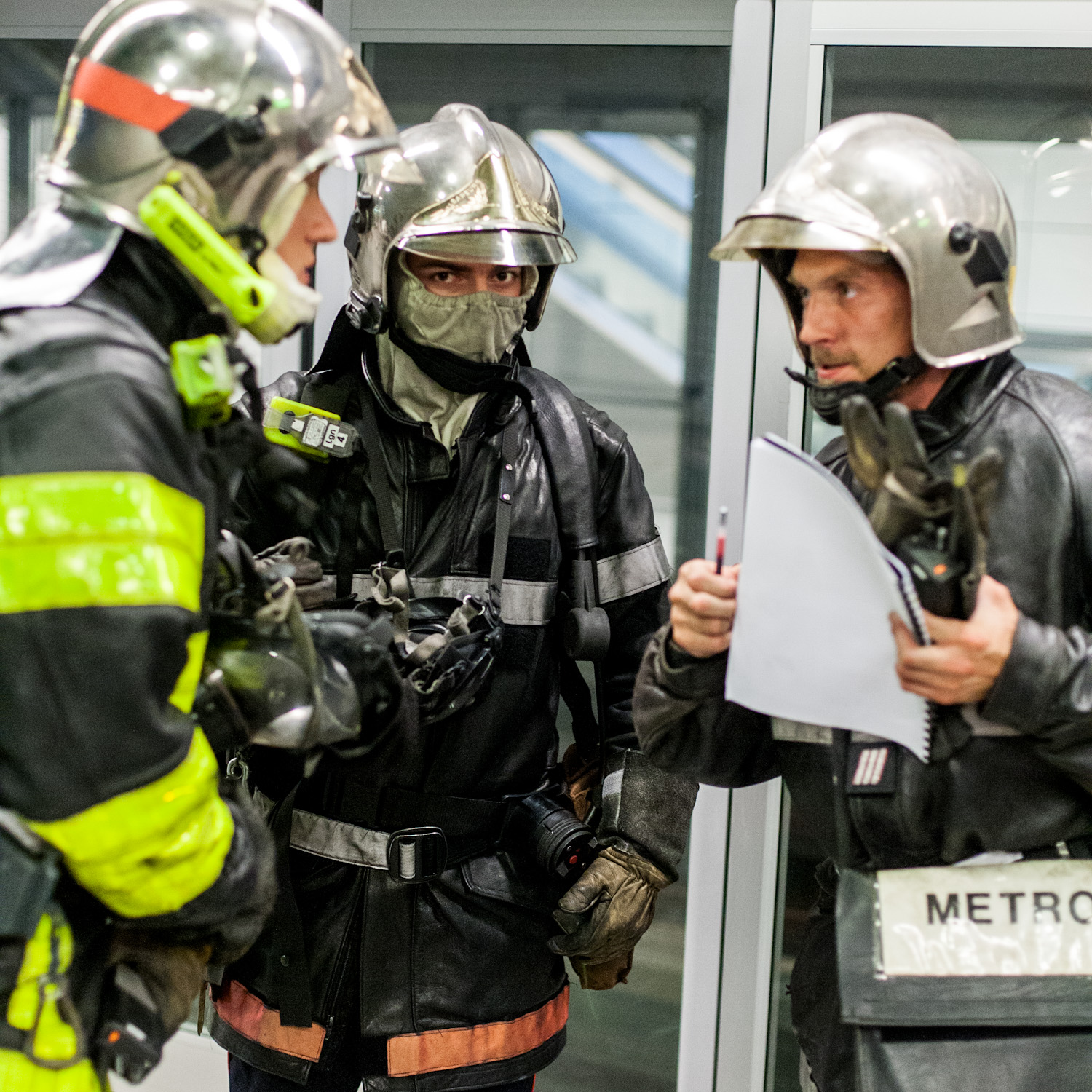 3 pompiers discutent pendant l'exercice plan rouge dans le métro de Toulouse