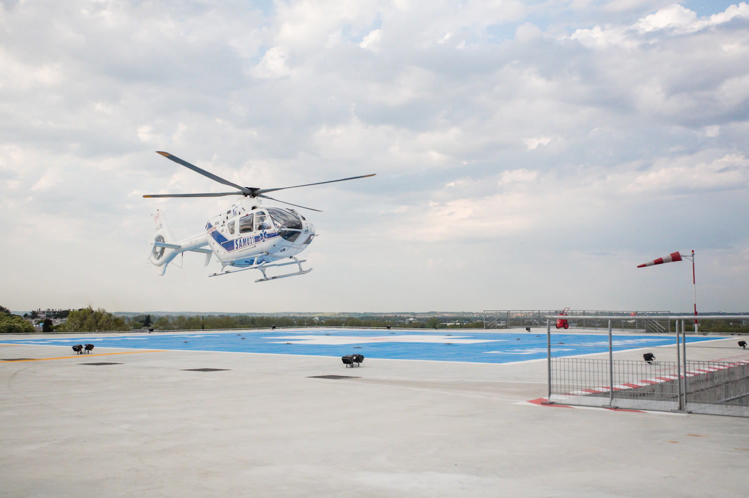 L'hélicoptère du SAMU31 se pose sur les toits du SMUR à Toulouse