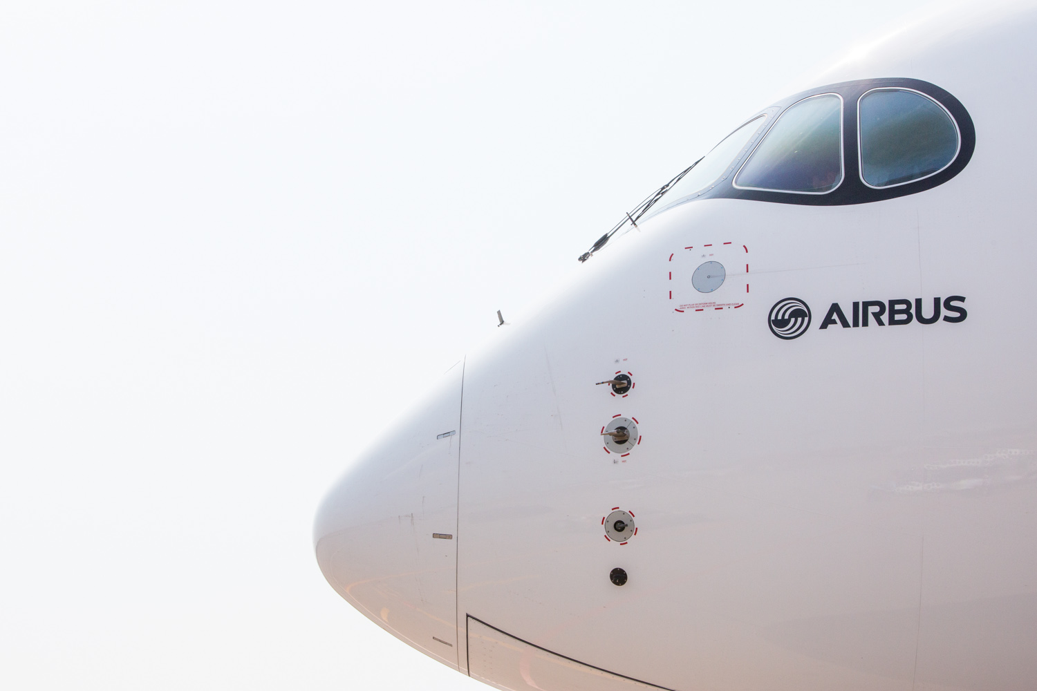 Le nez de l'Airbus A350 sur fond blanc