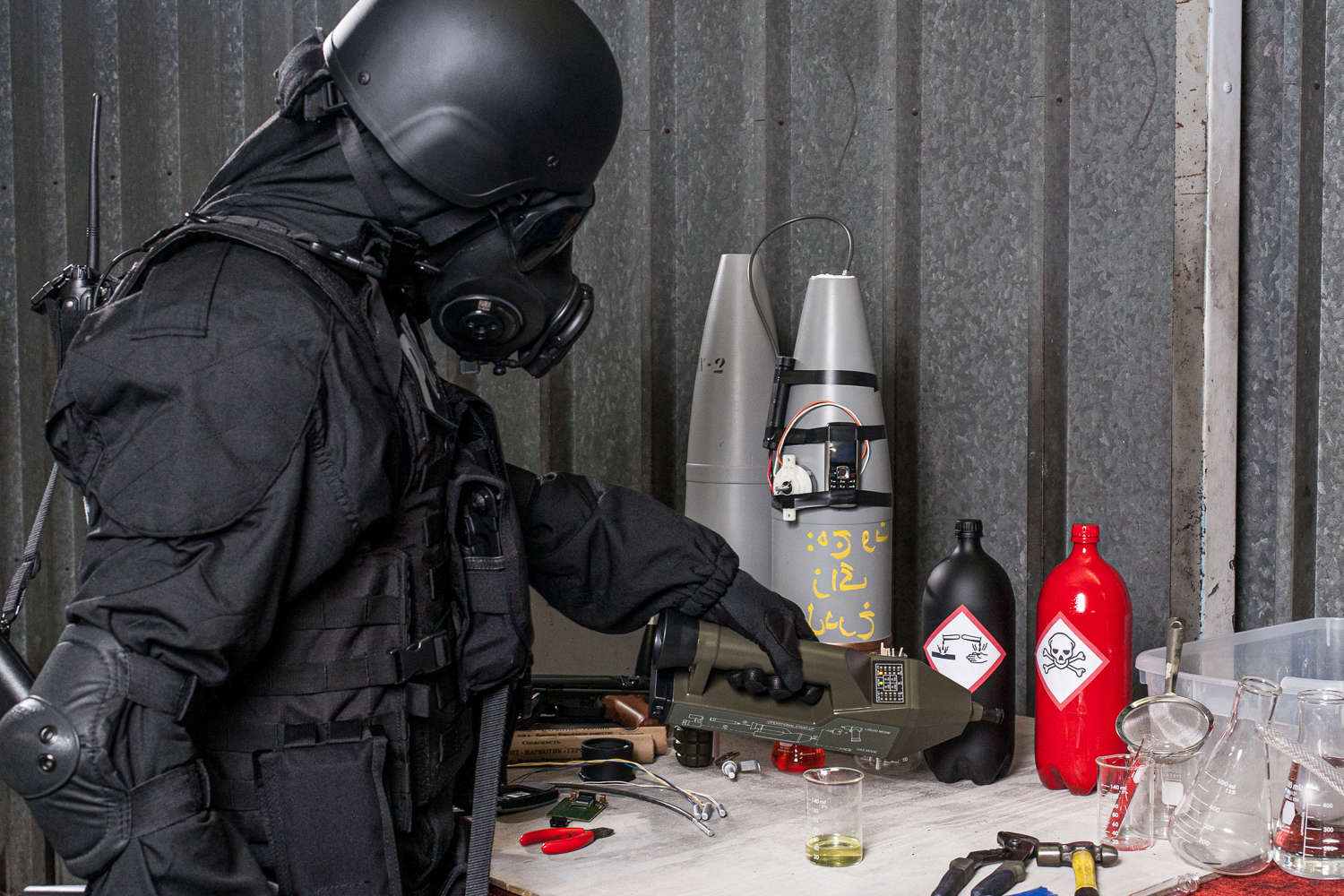 Avec le détecteur de la société proengin, un militaire teste des produits chimiques dans un laboratoire clandestin