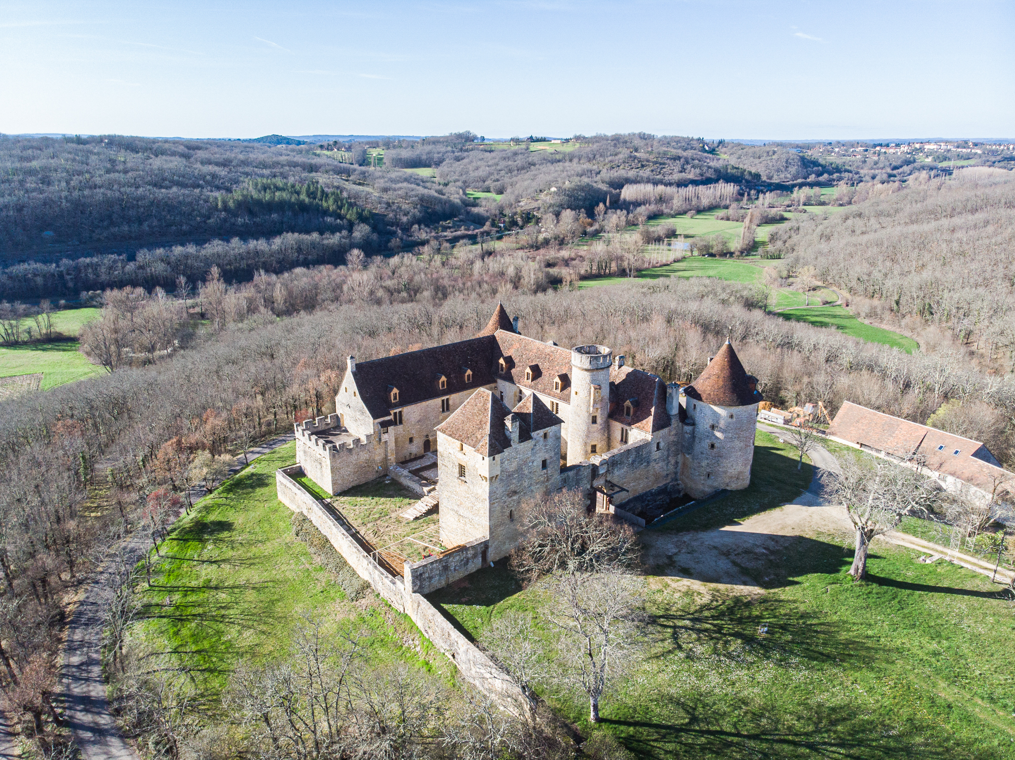 Château de Pechrigal en vue aérienne avec un drone avec le paysage en arrière plan