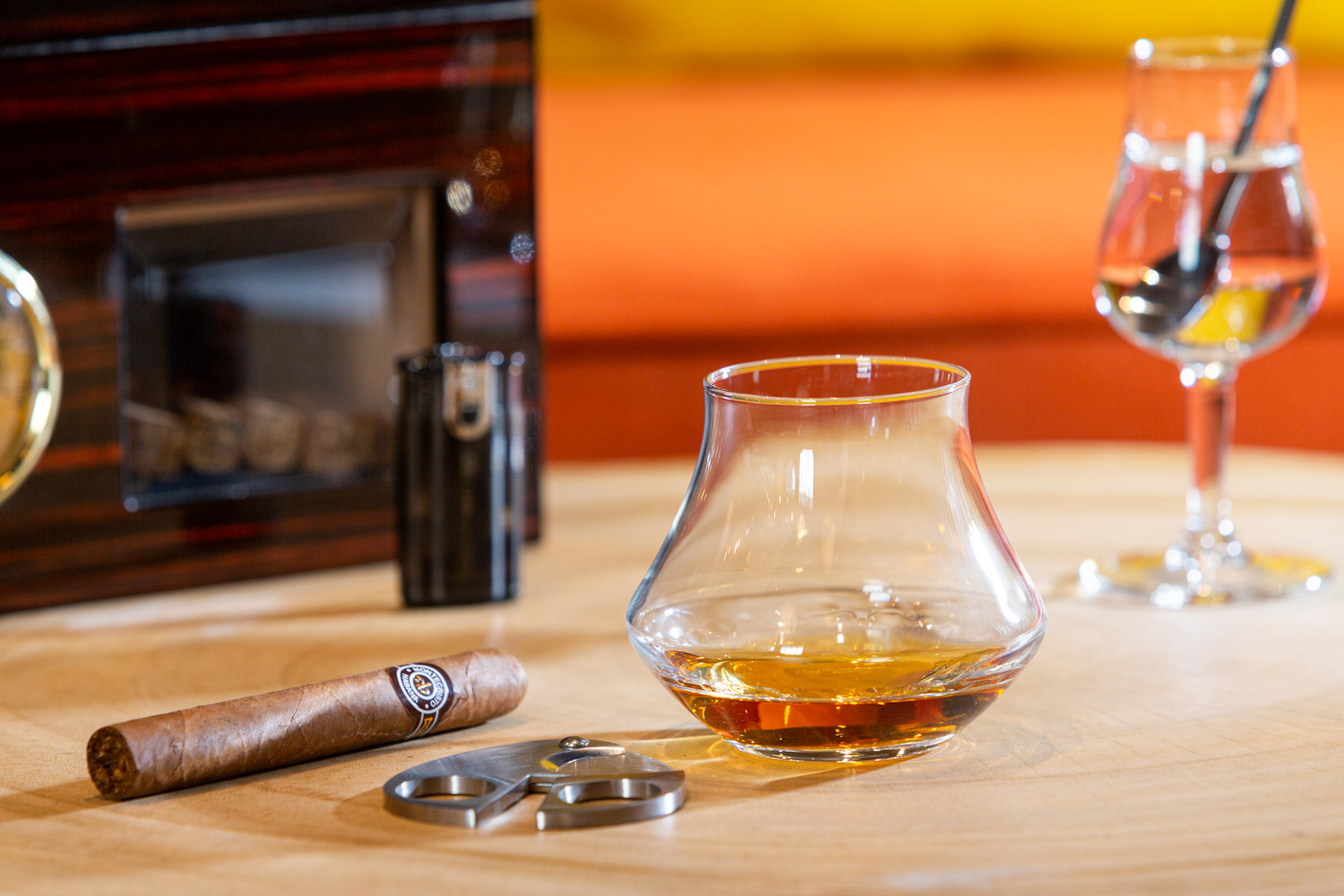 Verre de Whisky et cigare dans un hôtel restaurant pour mettre en avant l'établissement par la photographie