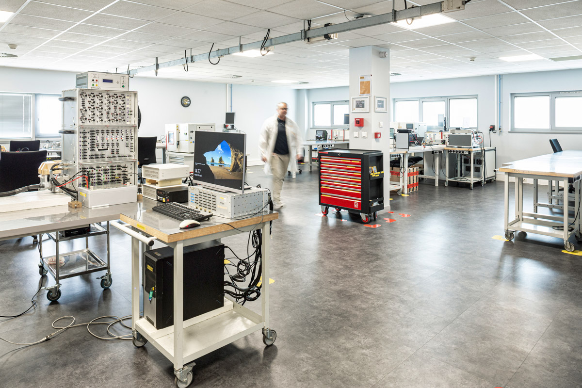 Zone de test électrique chez Continental à Toulouse. Antoine Heusse à réalisé toute les photos pour la communication d'entreprise pour Continental dans le cadre de la promotion de leurs labo de test et qualité.