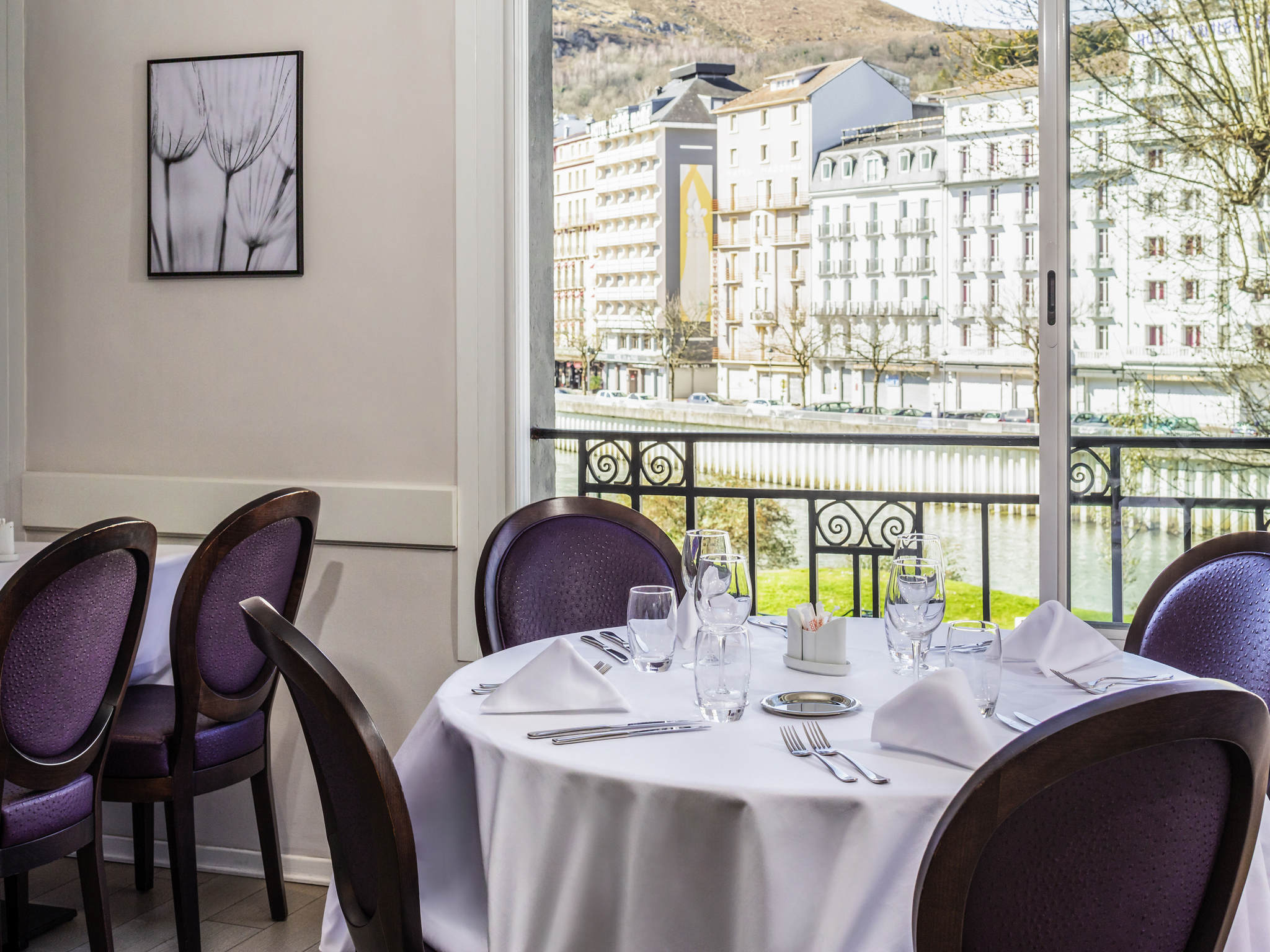 Table du restaurant pris en photo par Antoine Heusse, pour présenter le restaurant sur les sites de réservation en ligne.