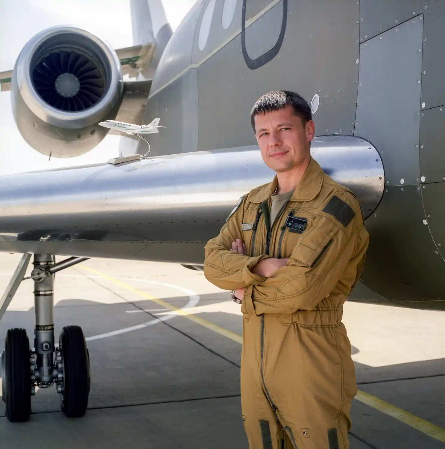 Portrait industriel. Un pilote d'essai de l'entreprise d'Assault Aviation devant un Falcon 2000