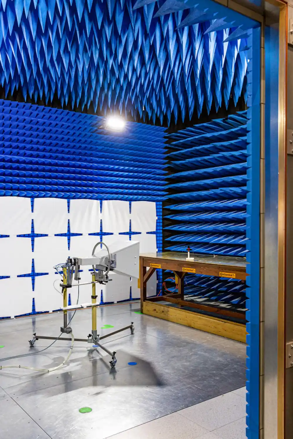 Une salle spécialisé pour piéger les sons chez Continental à Toulouse. Photographie pour les entreprises et les industries