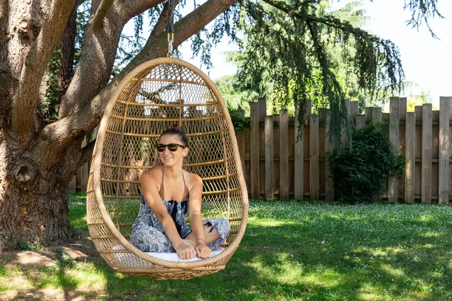 Une personne prend la pose pour montrer l'espace jardin d'un hôtel lors d'un photoshoot